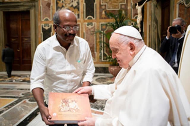 Kerala Hindus gift Rig Veda to Pope Francis at Vatican convention