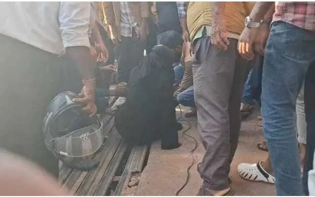 Broken drainage pipe traps woman’s leg, locals to the rescue