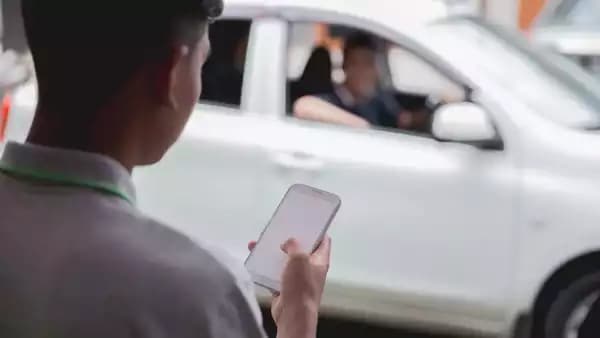 Smart Bangalorean uses delivery app to travel