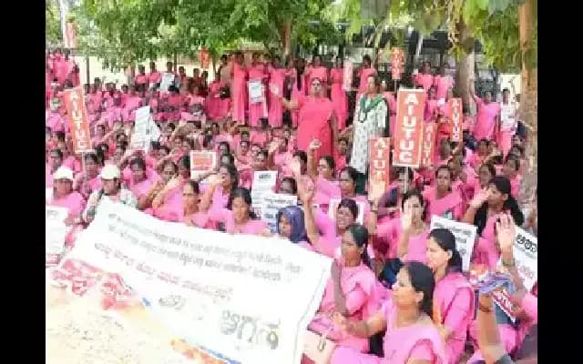 ASHA Workers Protest in Mysuru, Demand ₹10,000 Monthly Honorarium
