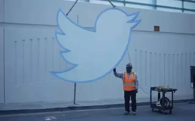 Twitter’s Iconic 12-Foot Bird Logo Up for Auction, Bids Soar Past $21,000