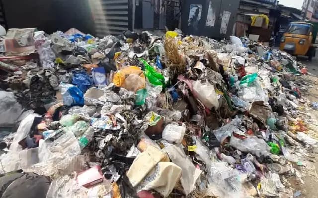 Bengaluru’s Garbage Crisis Worsens Amidst Political, Environmental Concerns