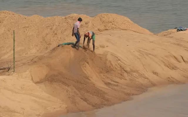 Illegal Sand Haul Busted: Lorry Seized in Addoor