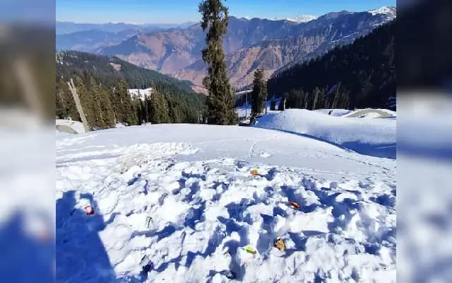 Tourist Littering in Snowy Peaks Sparks Outrage Online