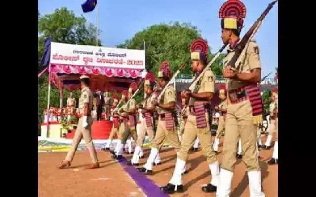 Dharwad Police Honours Retired Officers on Flag Day