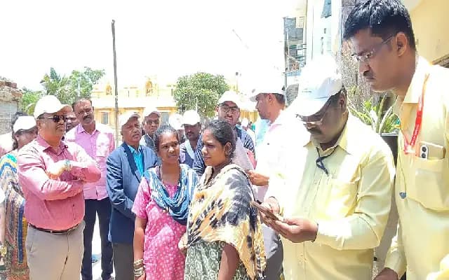 Justice Nagamohan Das Reviews Caste Survey Drive in Kolar