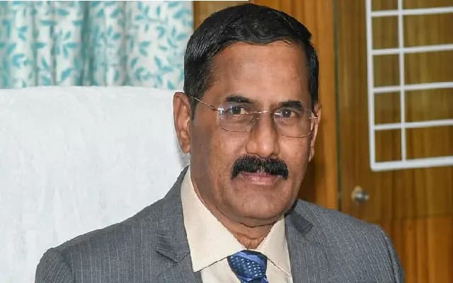 Mandya: Upa Lokayukta Buys Bulb, Slams Officials Over Gram Panchayat Lapses