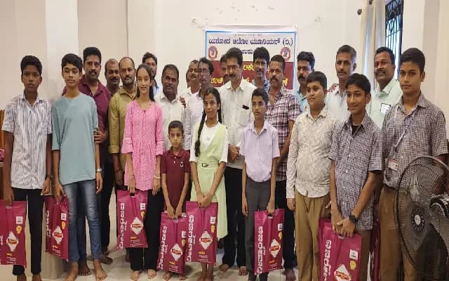 Yashoda Auto Union Gifts Free Notebooks to Children of Rickshaw Drivers