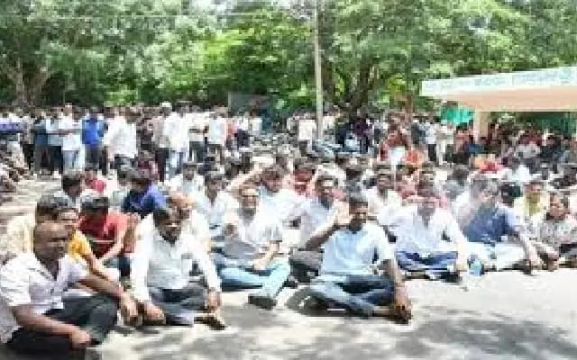 Dalit Students at University of Mysore Protest Removal of Ambedkar Banne