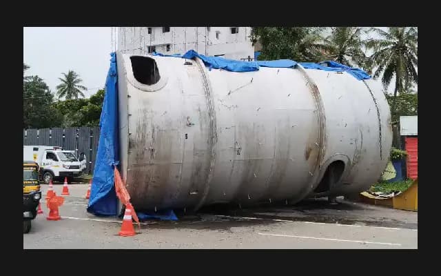Overturned Tanker Disrupts NH66 Traffic at Kinnimulki Junction