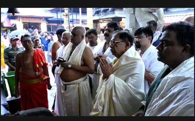 Home Ministers Offer Prayers at Kollur Mookambika Temple
