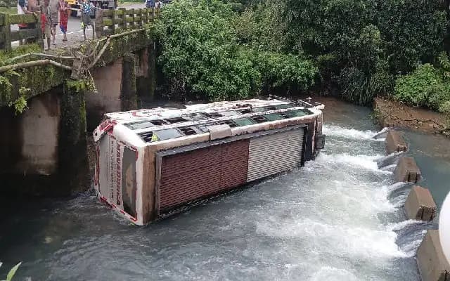 Tragedy in Ankola: Bus Plunges into Ravine, One Dead, Five Critically Injured