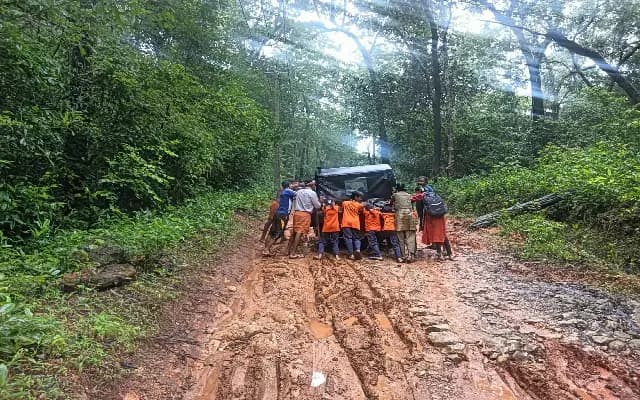 Udupi’s Charsalu Children Push Autos to Reach School on Muddy Roads