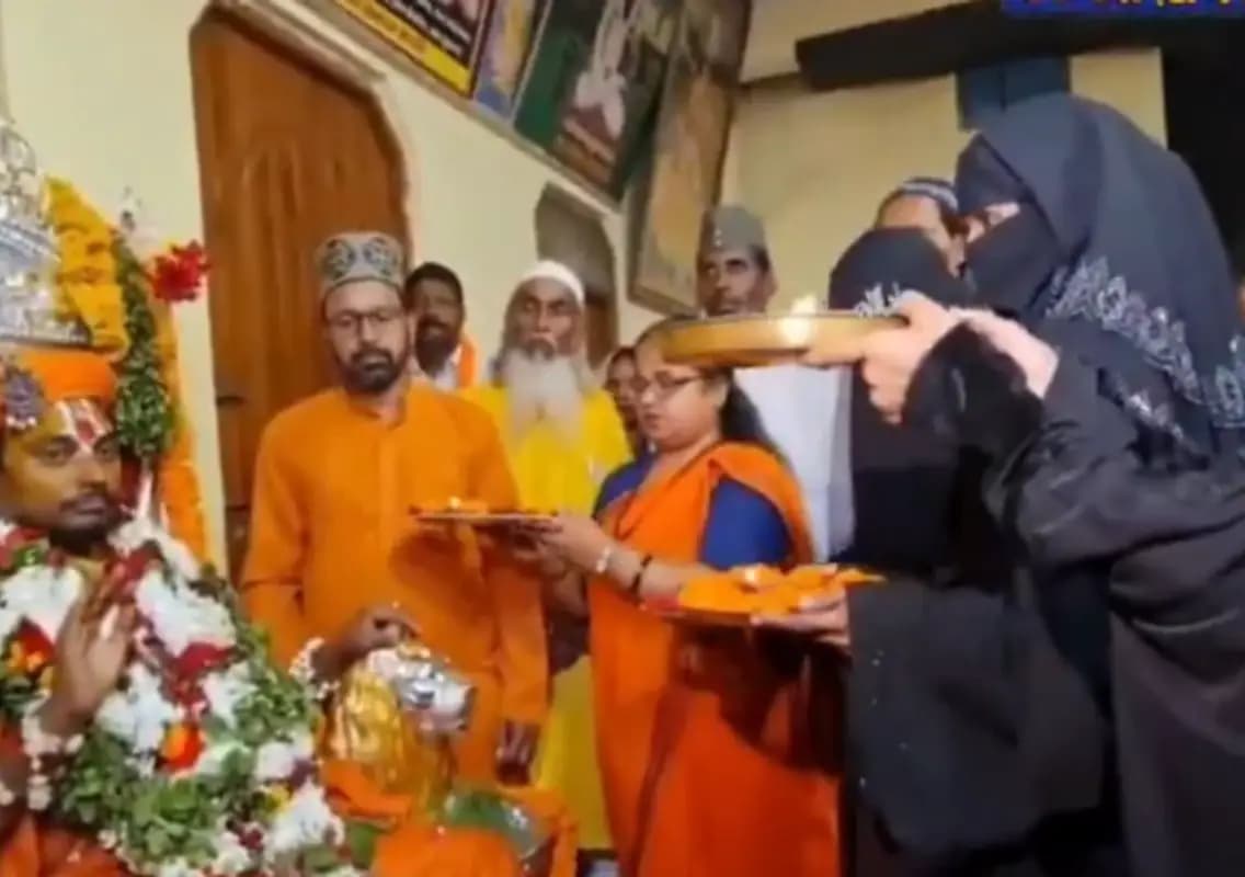 Watch Video: Muslim women perform aarti at Varanasi math on Guru Purnima