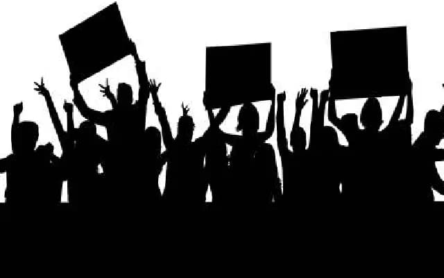 DYFI Stages Protest Over Dangerous Kankanady Potholes, Demands Repairs in 15 Days