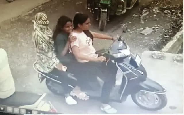 Nagpur Shocker: Three Women Caught on CCTV Stealing Moped from DMart Parking