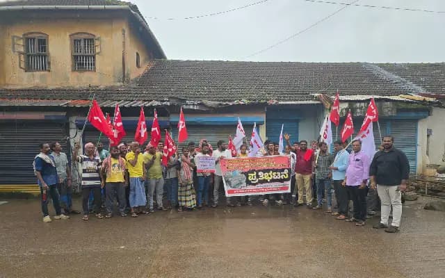 DYFI, Port Workers Protest Drainage Mess and Road Neglect in Mangaluru