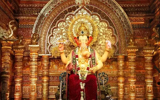 Lalbaugcha Raja ushers in Ganesh Chaturthi 2025 with grandeur in Mumbai