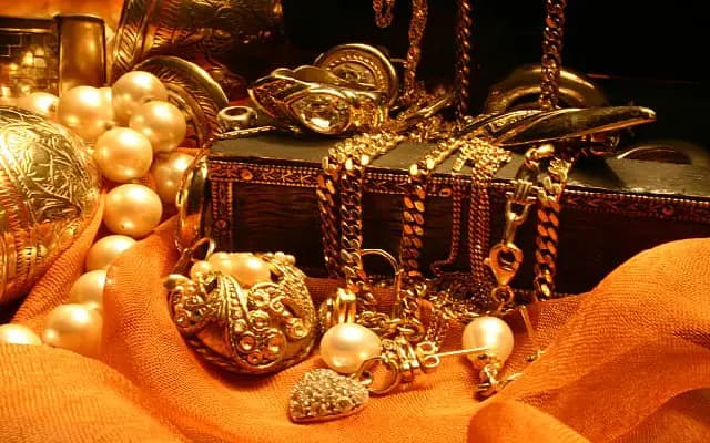 Gold Worth ₹8.5 Lakh Missing from Locked Safe, Caregiver Under Police Scanner