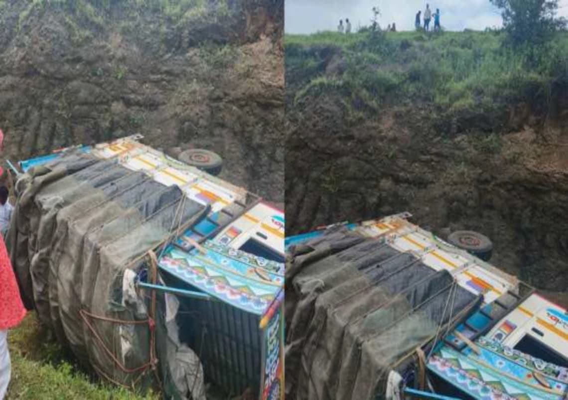 Pune: Seven killed, 20 injured as pick-up van falls off slope in Papalwadi