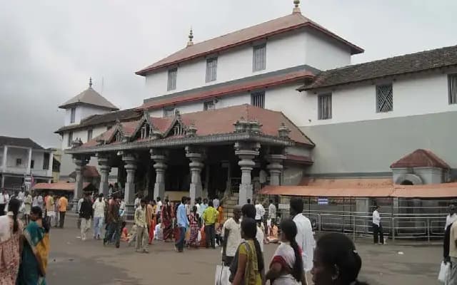 Mob Attacks YouTubers Near Dharmasthala Amid SIT Probe Into Mass Burial Allegations