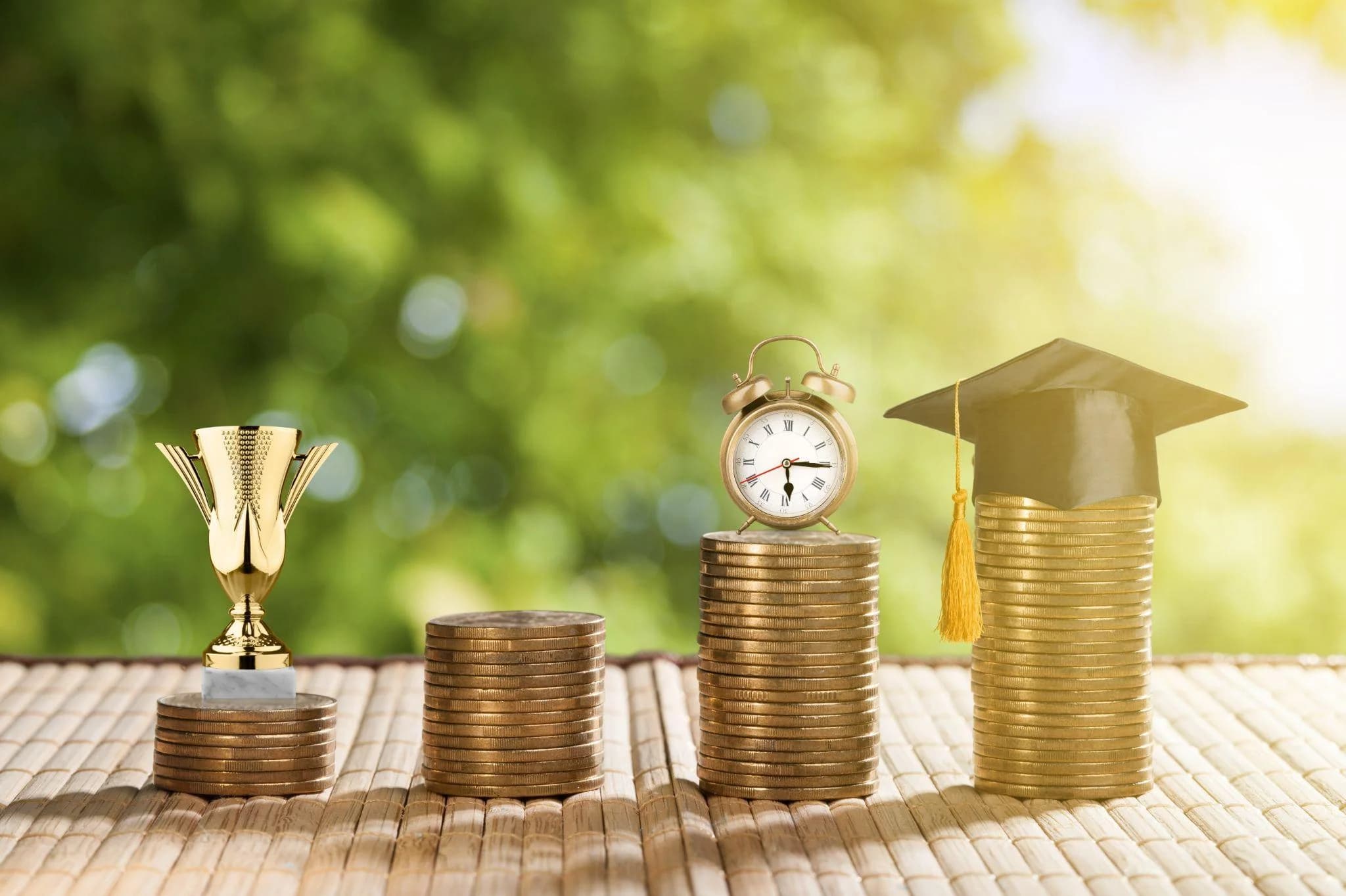 How does a flexi-cap fund offer balanced exposure across market segments?