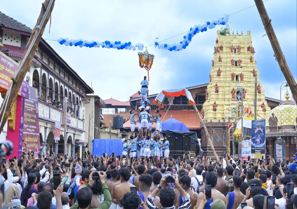 Alare Govinda troupe enthralls Udupi with Dahi Handi performances