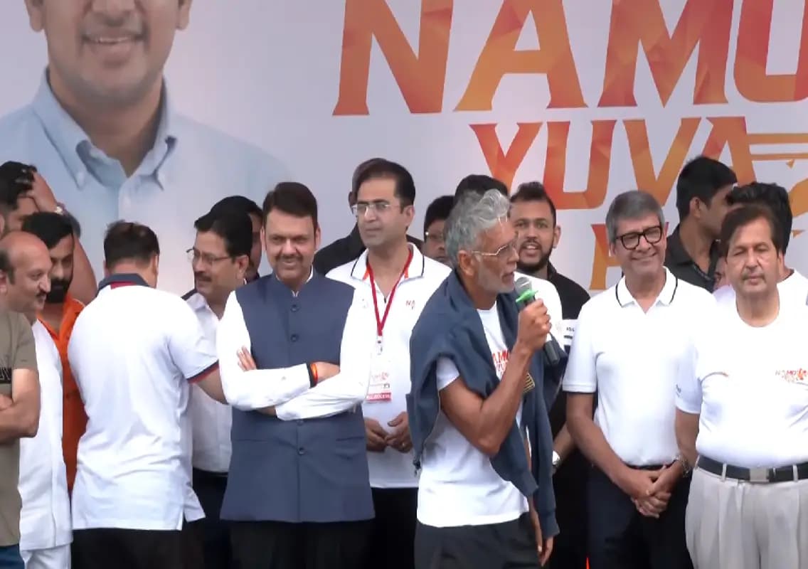 Milind Soman, CM Fadnavis flag off ‘Namo Yuva Run’ in Mumbai