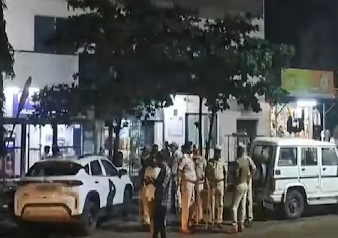 Armed gang loots gold and cash worth crores from SBI in Karnataka