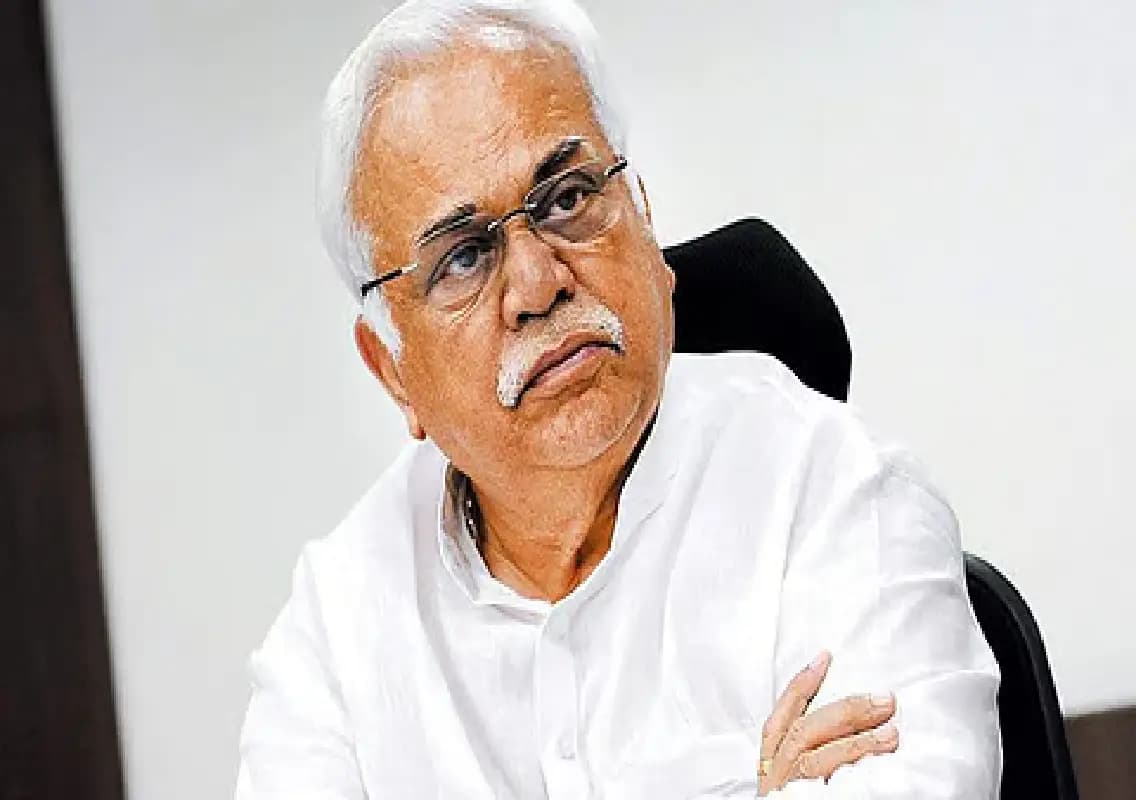 Deshpande criticises Karnataka’s five guarantees, calls buses ‘women-only’