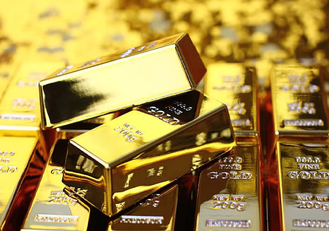 Analysts favour gold allocation over silver despite 2025 rally