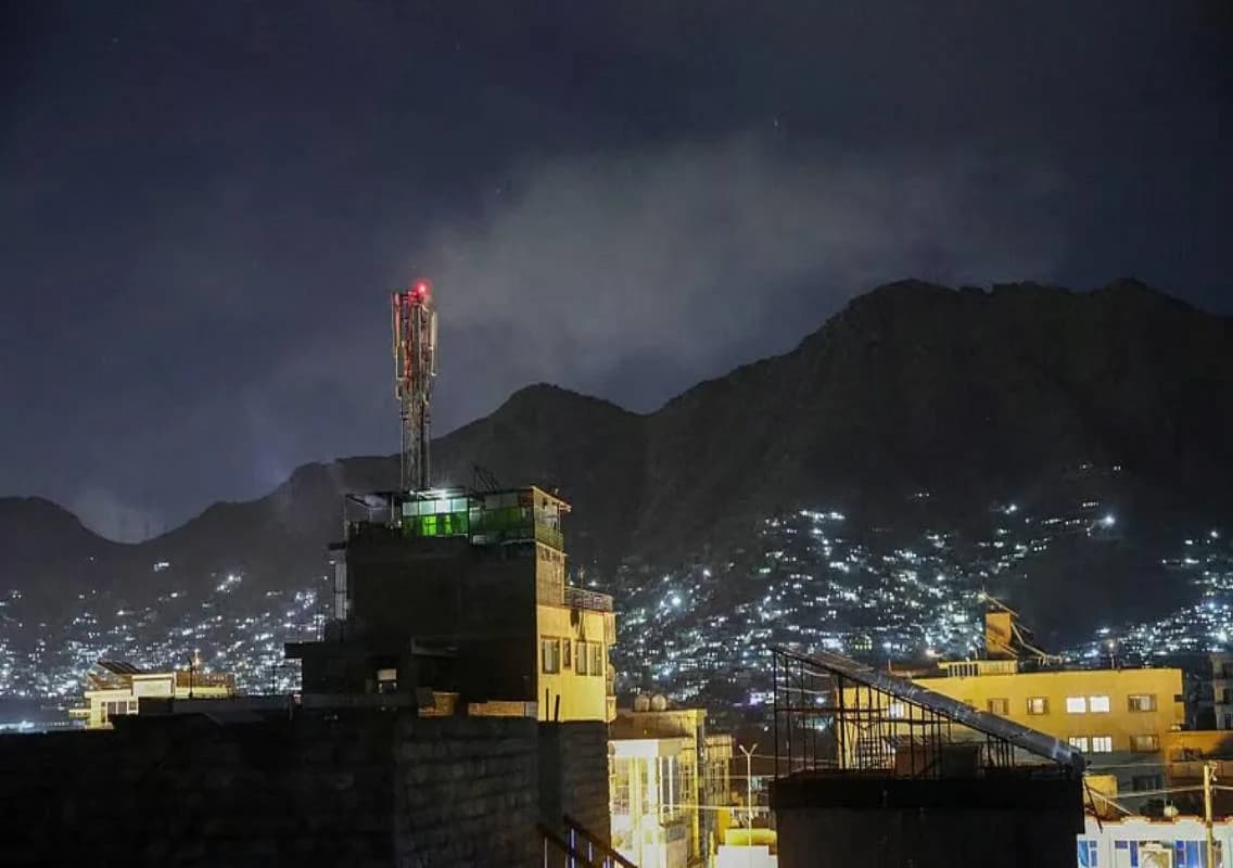 400 killed in Pakistan air strike on Kabul hospital
