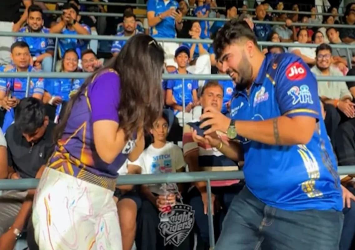 MI fan drops ring during proposal at IPL 2026