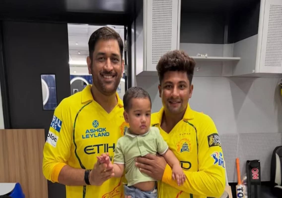 Dhoni’s sweet moment with Sarfaraz’s son goes viral