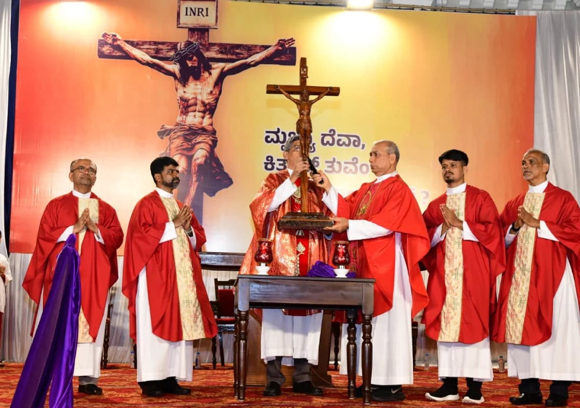 Mangalore Diocese marks Good Friday with solemn devotion