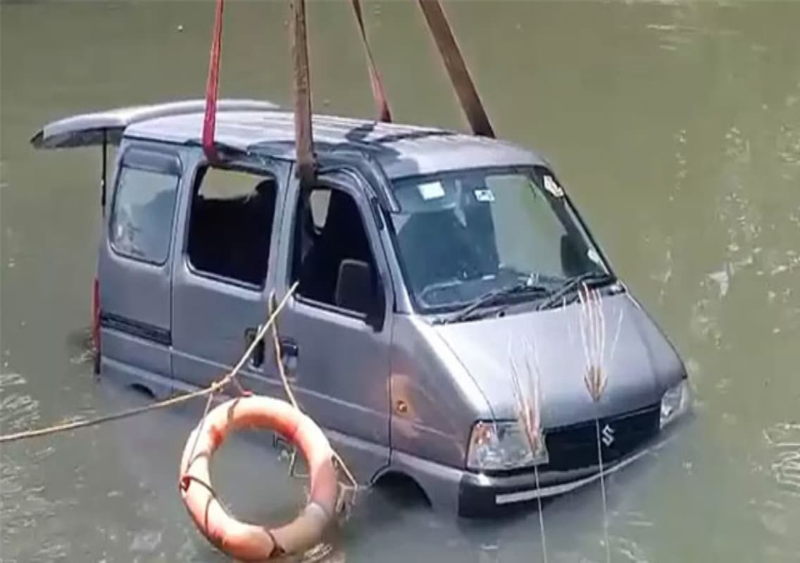 Udupi car plunges into river, driver and child rescued