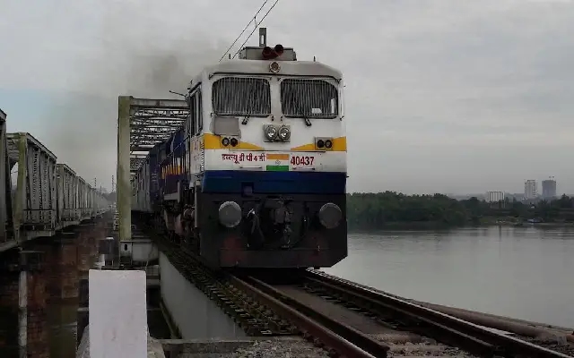 Rail Safety Alert: Quick Action Prevents Disaster - News Karnataka