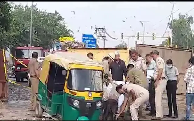 Auto-rickshaw Driver Dies as Vehicle Falls into Overflowing Drain - News Karnataka