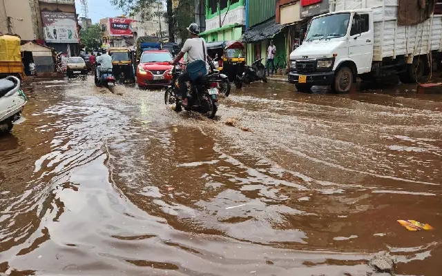 Heavy Pre-Monsoon Showers Disrupt Traffic on Dharwad-Hubballi Road - News Karnataka