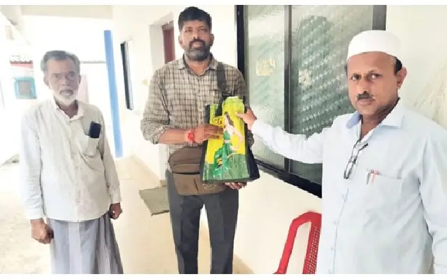 Madrasa Teacher Displays Honesty by Returning Found Cash in Bantwal - News Karnataka