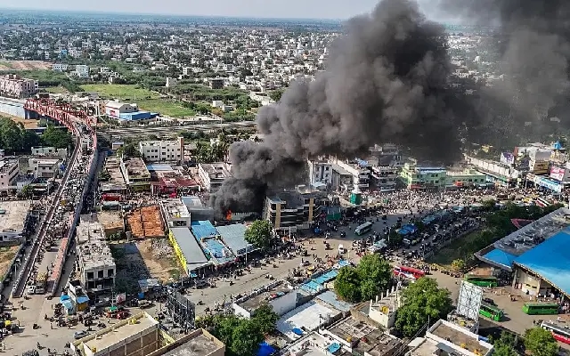 Massive Fire Engulfs Paint Shop in Koppal, Destroys Multiple Businesses - News Karnataka