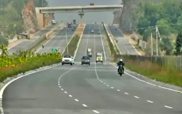 Traffic Police Crack Down on Violators on Mysore-Bangalore Express Highway - News Karnataka
