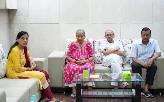 Arvind Kejriwal's Parents Exempted from Questioning in Maliwal Case - News Karnataka