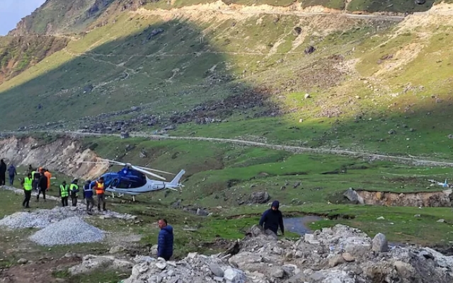 Enroute Kedarnath, Helicopter With 7 Aboard Makes Emergency Landing - News Karnataka