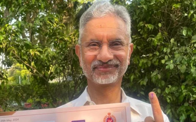 Foreign Minister Jaishankar Receives Certificate for Voting Participation - News Karnataka