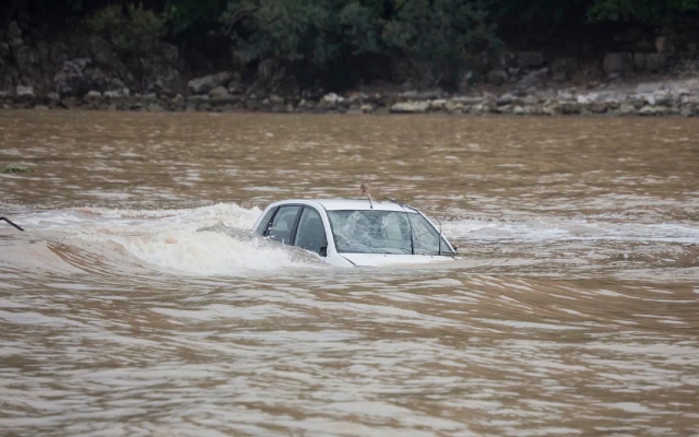 Google Maps Misguides Tourists into Kerala Stream; Car Sinks, All Rescued - News Karnataka