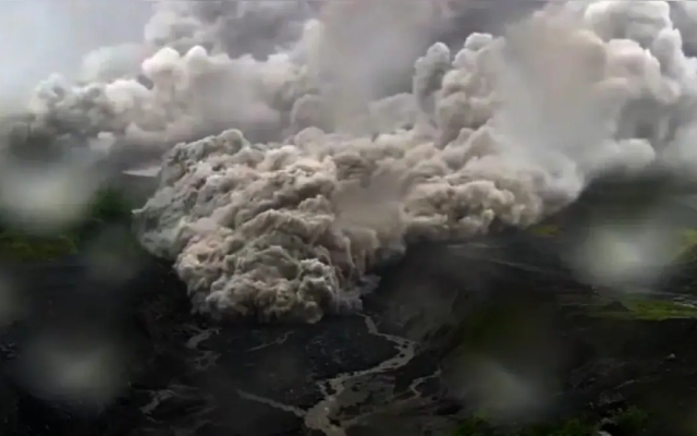 Indonesia's Semeru Volcano Erupts 5 Times In 90 Minutes, Km-High Ash Cloud - News Karnataka