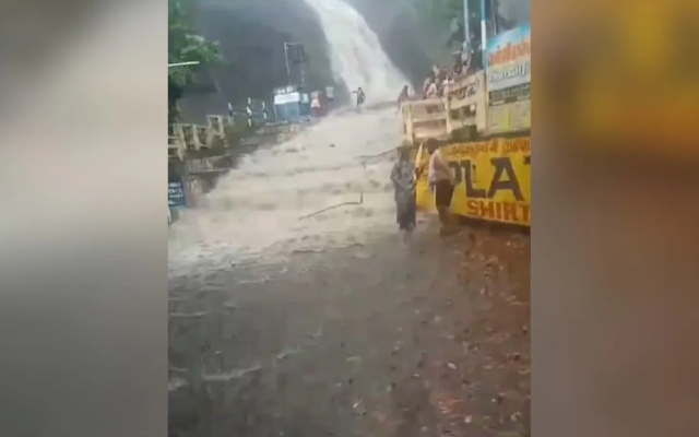 Flash Floods at Tenkasi Waterfall Claim 17-Year-Old Boy's Life - News Karnataka