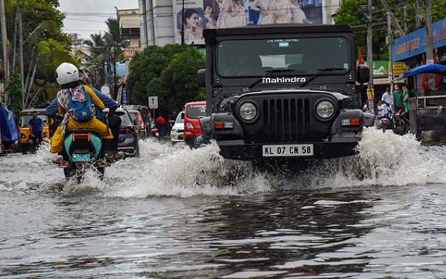 Heavy Rainfall in Kerala: Red Alert Issued for Three Districts - News Karnataka