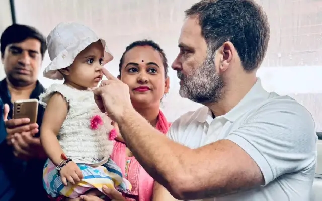 Rahul Gandhi Rides Delhi Metro, Interact with Commuters - News Karnataka